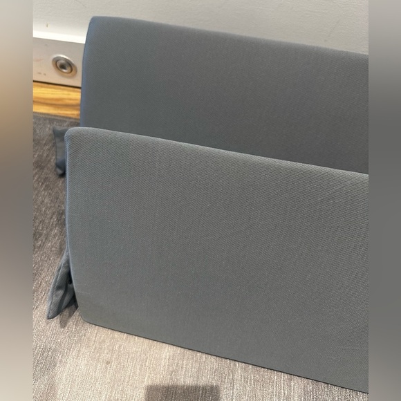 Two triangular wedge pillows in grey (sold separately, different sizes) - Picture 3 of 6